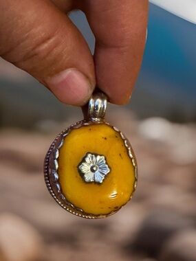 Vintage Hand Carved Traditional Tibetan Amber Bakelite Pendant Set In Silver 15g